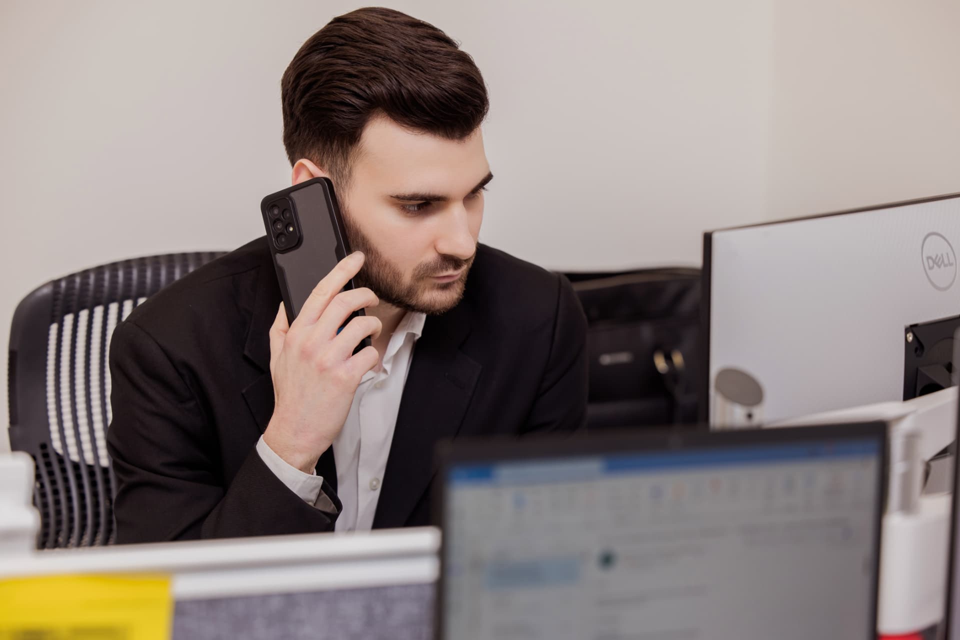 Service desk colleague supporting a client by phone